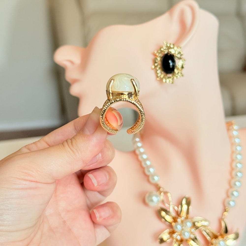 Gold-Plated White Cameo Statement Ring - Picture 9 of 10